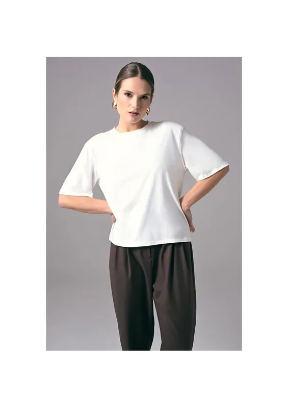 T shirt Power Shoulder – elegancki ecru t shirt damski oversize do pracy — ALEKS KAEBER
