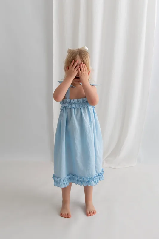 Lniana sukienka Baby Blue dla dziewczynki — Atelier Loome