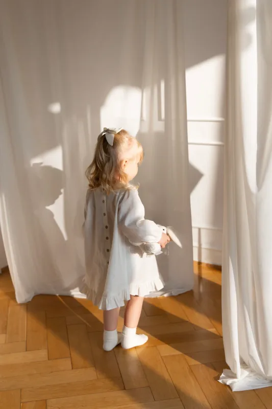Lniana sukienka z kołnierzykiem „Softly” dla dziewczynki — Atelier Loome