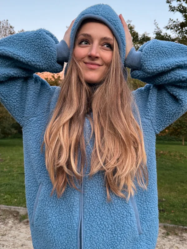 20% Damska kurtka z kapturem niebieska — Basic Wool