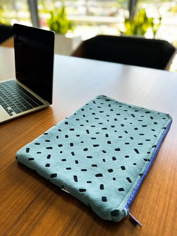 Etui na laptopa 13/14 cali z weluru – niebieskie — Bavelana
