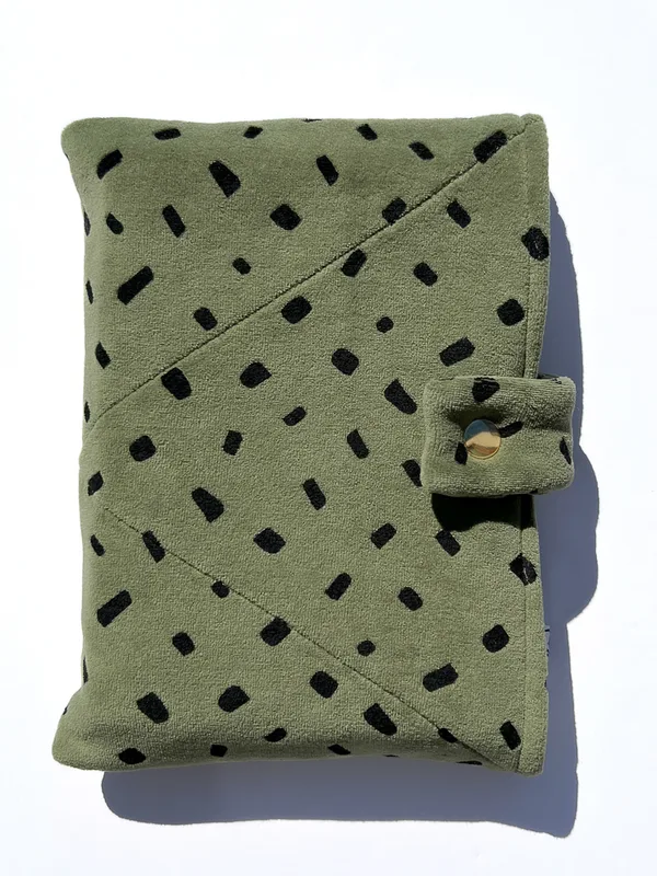 Etui na książkę w plamki z weluru – zieleń khaki — Bavelana