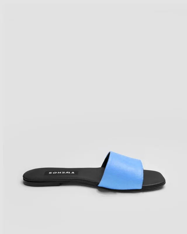 Jasnoniebieskie klapki damskie ze skóry roślinnej – Mellow Slides — BOHEMA