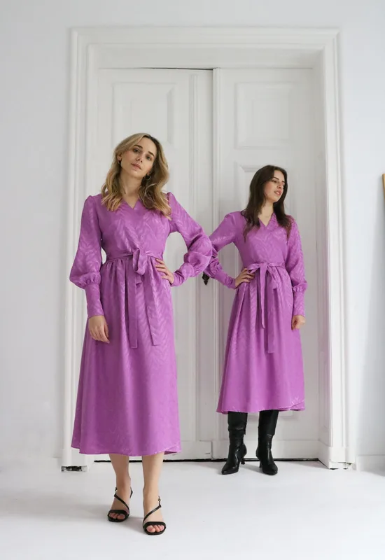 Fioletowa kopertowa sukienka Grasse — chic-hygge