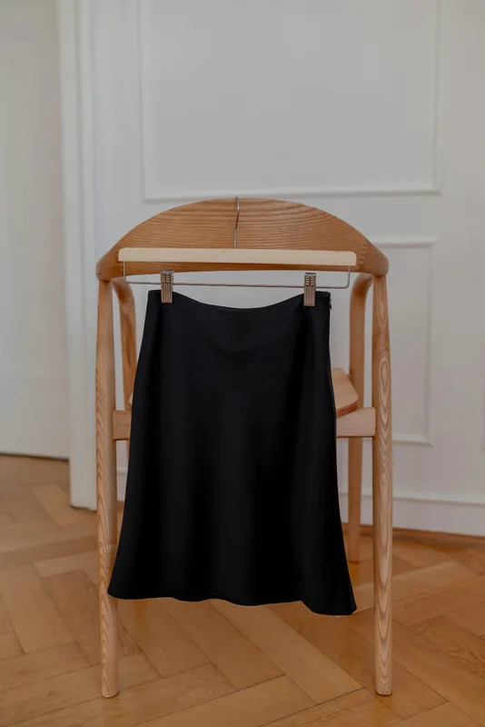 Czarna mini spódnica ze skosu Rodez — chic-hygge