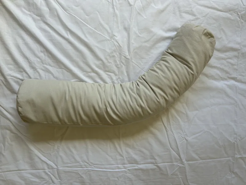 Wałek bolster do jogi i relaksacji z łuską gryki — Everyday Ritu