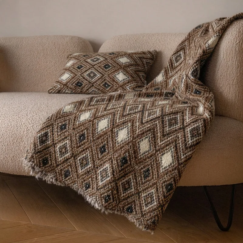 Wełniany puszysty pled / brown mozaik — Figa Shop