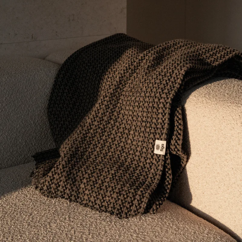 Wełniany koc / narzuta / pled / black coffee — Figa Shop