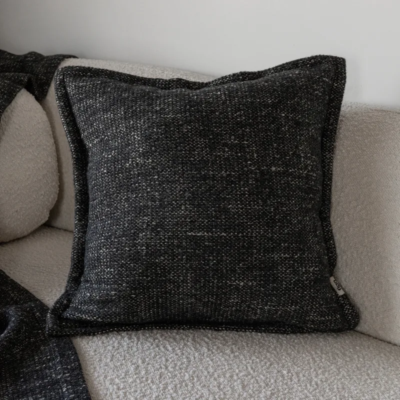 Miękka poszewka dekoracyjna / Charcoal — Figa Shop