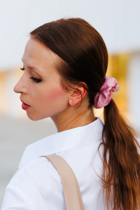 Różowa gumka do włosów scrunchie Charty — LOANI
