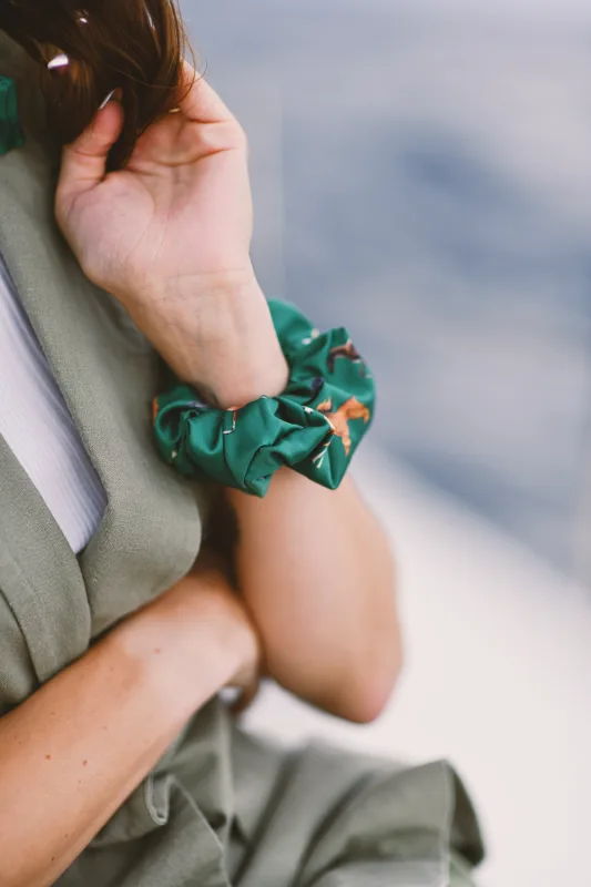 Zielona gumka do włosów scrunchie Charty — LOANI