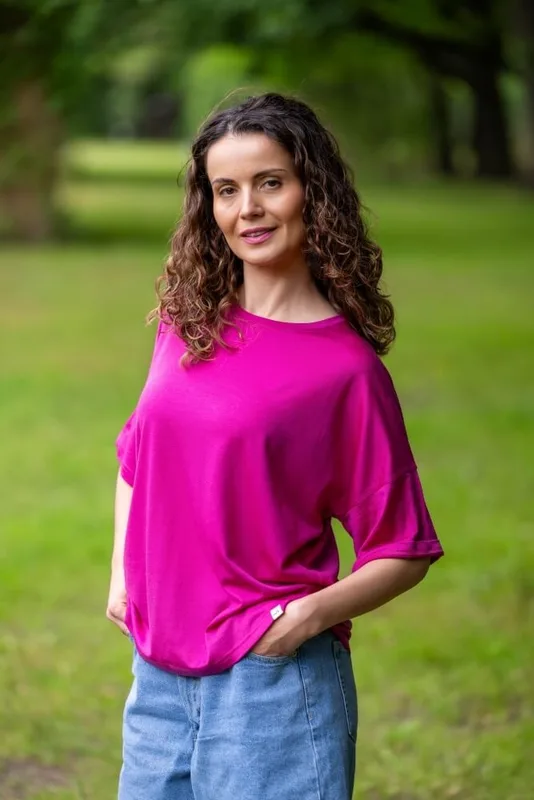 Damska koszulka z wełny merino, t shirt oversize z merynosa, fuksja — MeriTales