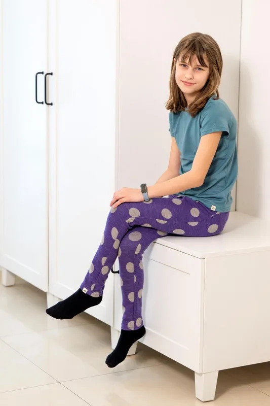 Legginsy z wełny merino dla dzieci, fioletowe w grochy — MeriTales