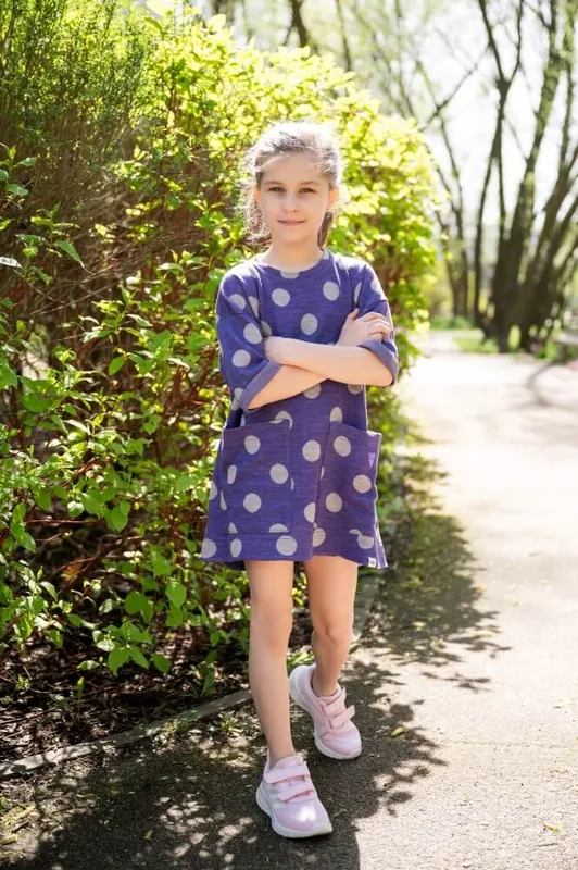 Sukienka w grochy z wełny merino dla dziewczynki, oversize, fioletowa — MeriTales