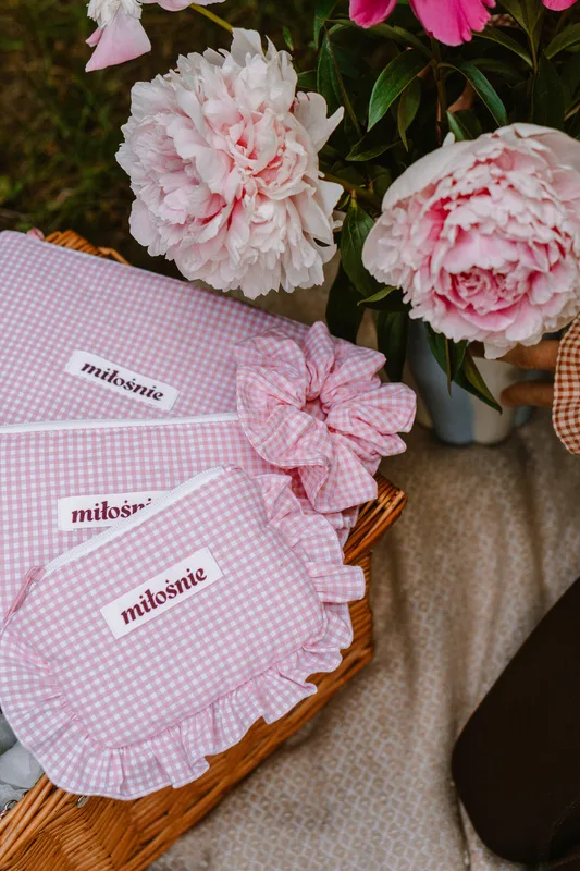 Kosmetyczka płaska z falbanką Blossom — Miłośnie