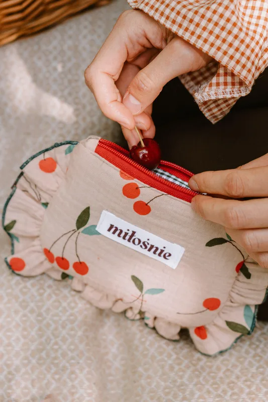 Kosmetyczka płaska z falbanką Cherry — Miłośnie