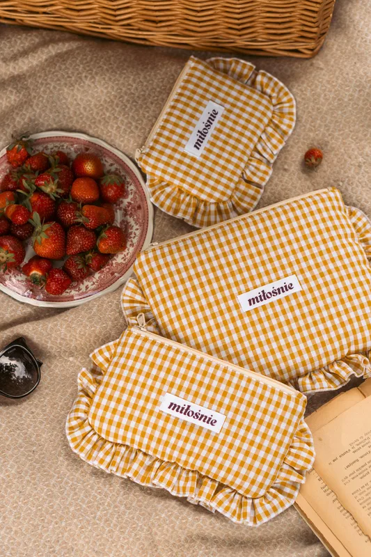 Kosmetyczka płaska z falbanką Honey — Miłośnie