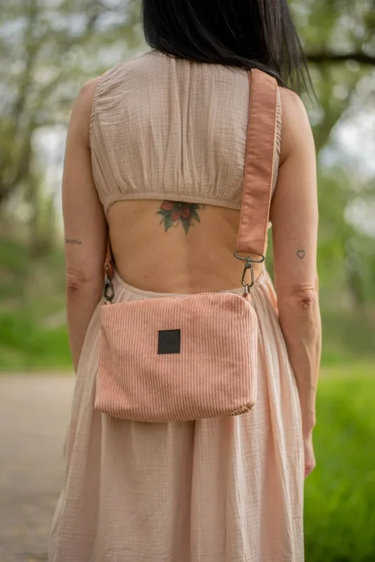 Torebka listonoszka brzoskwinia sztruks MINI — MOKA