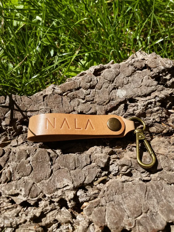 Breloczek / zawieszka do produktów , Kolekcja "Łeba", kolor piaskowy, skóra naturalna — NALA