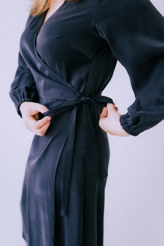 Sukienka kopertowa lyocell navy — Nomade