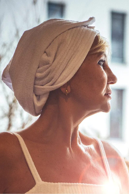 Calma bawełniany turban do włosów kąpielowy z guziczkiem biały — Oh!Zuza