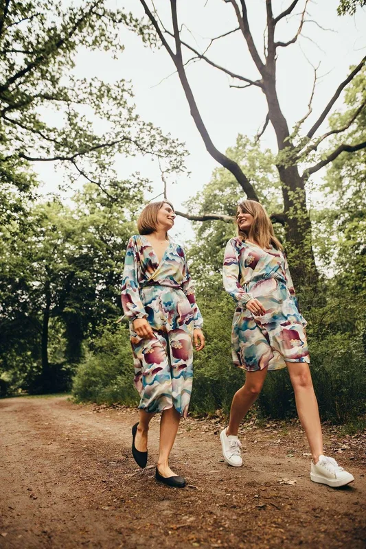 Echo letnia sukienka midi z kopertowym dekoltem – kolorowy print — Oh!Zuza