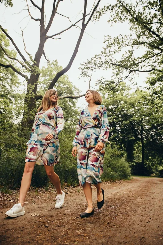 Echo letnia sukienka mini z kopertowym dekoltem – kolorowy print — Oh!Zuza