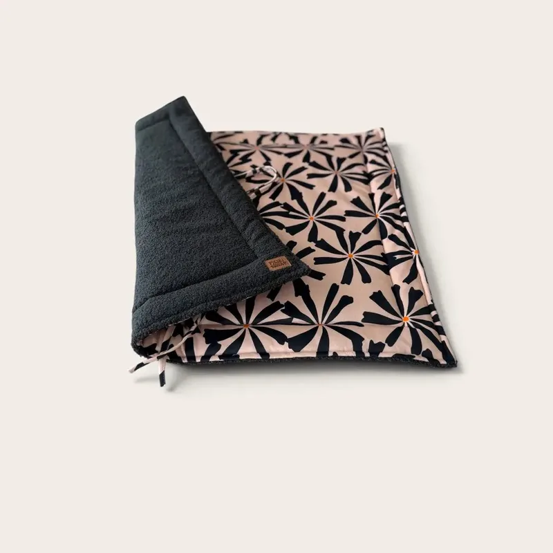 Mata dla psa Legowisko zwijane Abstract Bloom czarne Boucle — Pieski Dwa