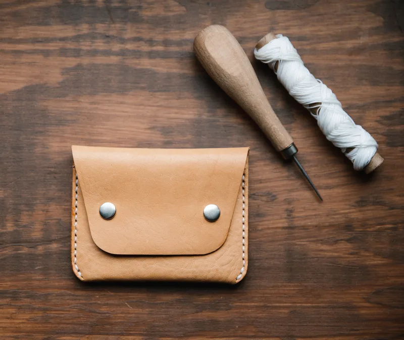 Minimalistyczny portfelik na karty – Click! Butter — Poley Leather Design