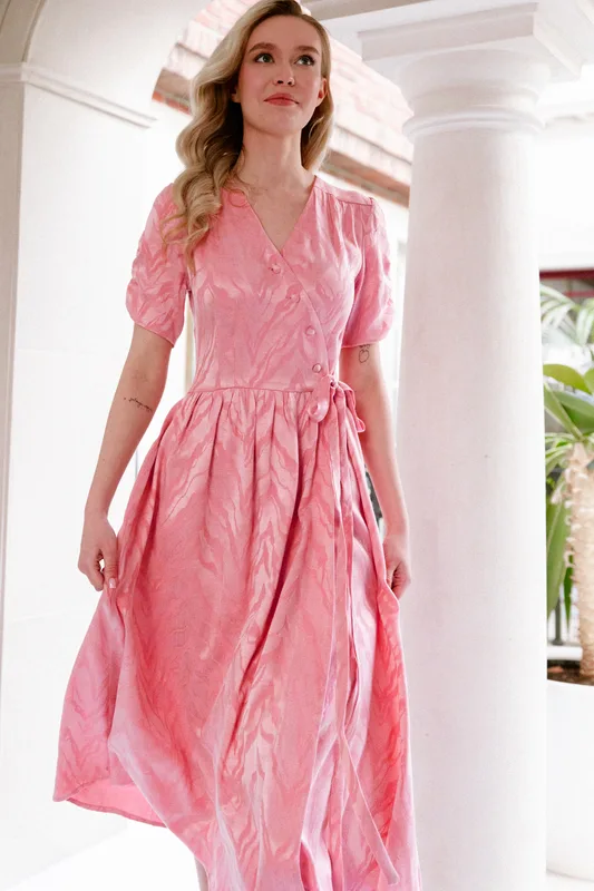 Sukienka kopertowa Rosalie – Subtle Rose żakard z Lyocellu i wiskozy — Poplin Warsaw