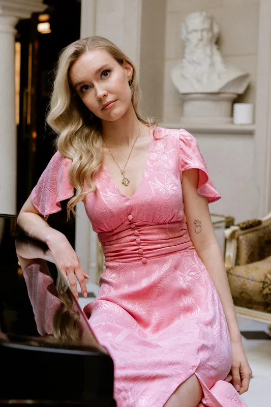 Sukienka midi Zea – Subtle Rose żakard z Lyocellu i wiskozy — Poplin Warsaw