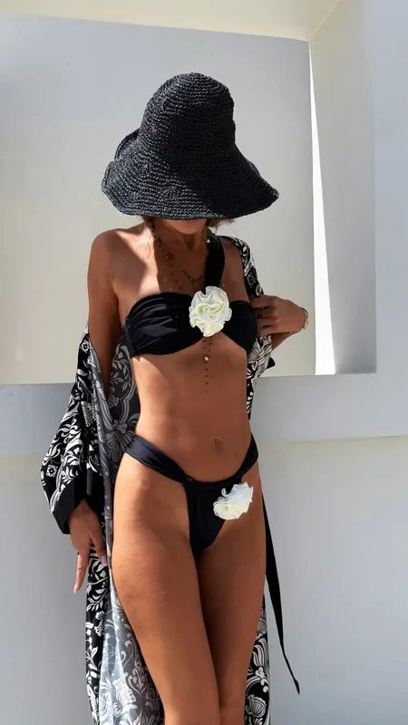 FLOWER BLACK CAPRI GÓRA BIKINI — QSO