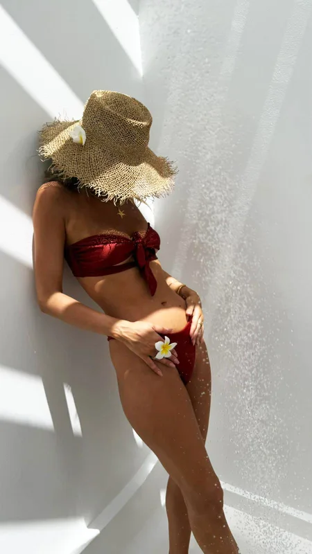 SHINY BROWN CAMELIA GÓRA BIKINI — QSO