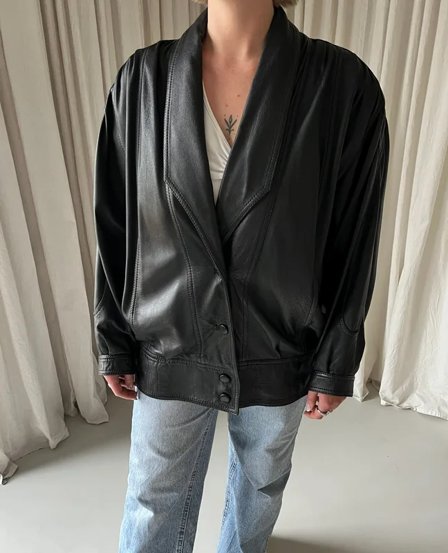 RE.27 SKÓRZANA KURTKA CZARNA OVERSIZE Z REGULOWANYM DOŁEM — re.BLANK