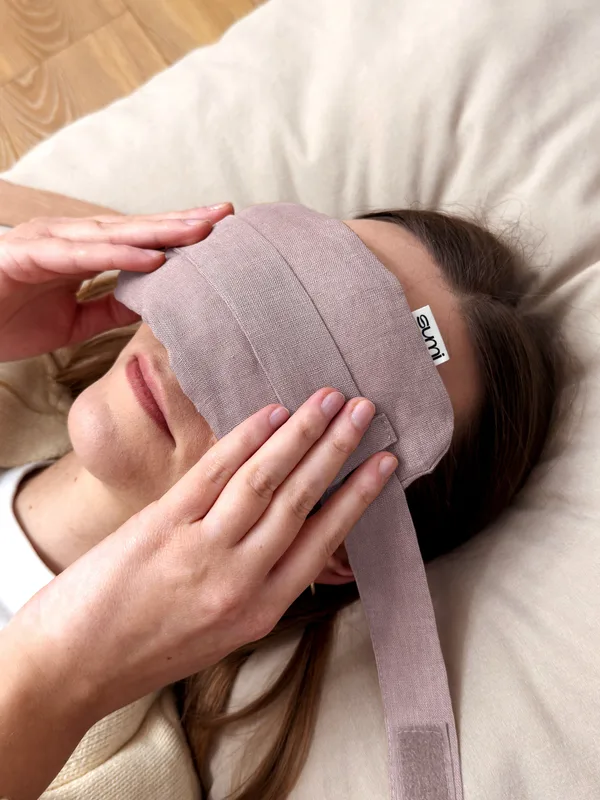 SUMI Mauve Lniana poduszka na oczy z solą kłodawską Relaks i Wyciszenie — Sumi Rituals