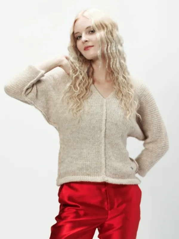 Sweter wełniany z dekoltem w serek Liliana Beżowy — You by Tokarska